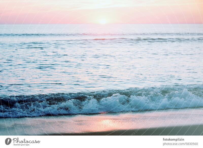 Meer und Horizont in Pastell Strand pastell Sonnenuntergang Wellen Sehnsucht Romantik romantisch rosa zart Farben Ferien & Urlaub & Reisen fernweh Meditation