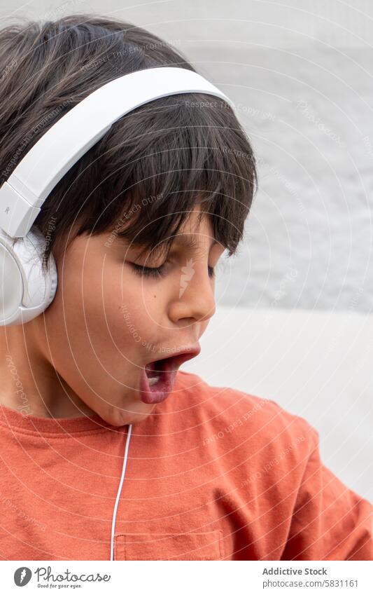Kind lauscht am Frühlingswochenende selig der Musik Junge Hörer Kopfhörer Genuss Wochenende Großeltern besuchen Freizeit Jugend Entertainment Klang Audio
