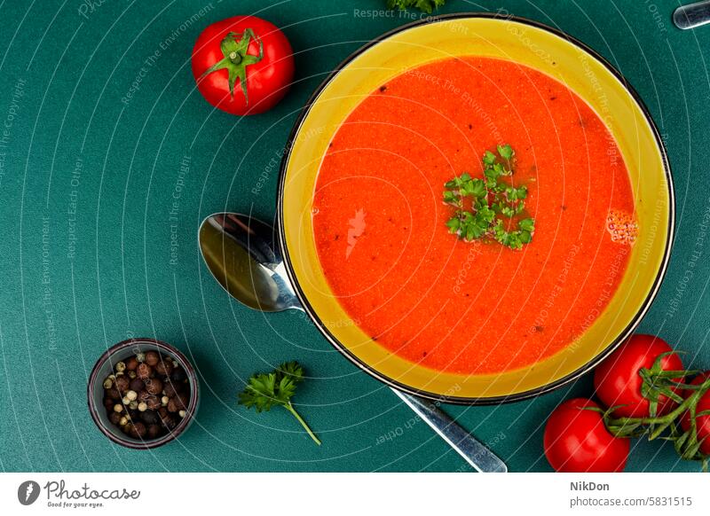 Tomatensuppe mit Gemüse. Suppe Vegetarier Gazpacho Veganer Farbbild Saucen Rezept Rahmsuppe herzhaftes Essen Nährstoffversorgung Komfortnahrung püriert