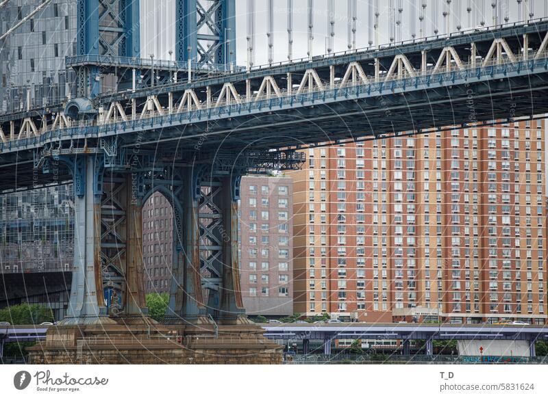 Ausschnitt Manhattan Brücke mit umliegenden Häusern USA Amerika Manhattan Bridge Hochhäuser Architektur