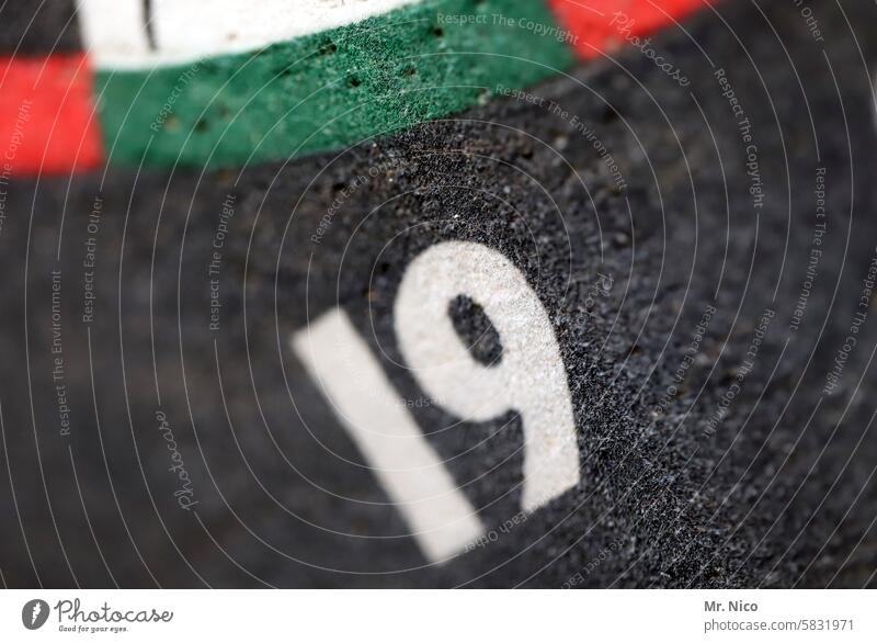 19 Zahl Nummer Ziffern & Zahlen zählen Dartscheibe Neunzehn schwarz rot grün steeldarts Spielen Sport Genauigkeit Zielscheibe Freizeit & Hobby Kneipensport