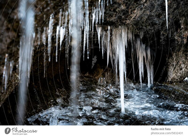 Eiszapfen in einer Höhle Winter kalt Schnee gefroren blau Frost Wasser Himmel weiß Kälte Menschenleer Dach Wetter Klima Winterstimmung Haus frieren winterlich