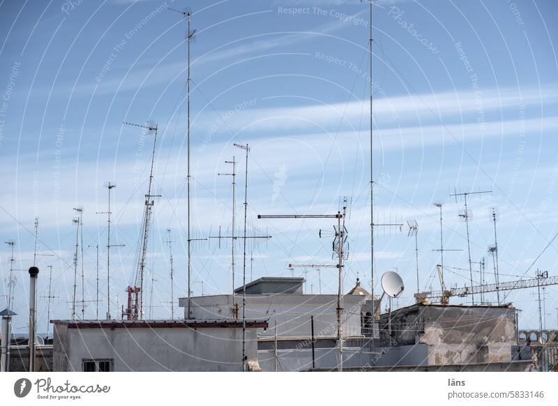 Empfangsbereite Antennen Dächer Dächerlandschaft Bari Gebäude Menschenleer Himmel Stadt Stadtzentrum empfangsbereit Außenaufnahme Antennenwald