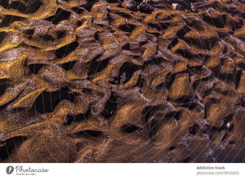 Verschlungene Sandmuster, hervorgehoben durch goldenes Sonnenlicht Textur Hochland Muster Düne Landschaft Natur kompliziert winken Gelände Nahaufnahme natürlich