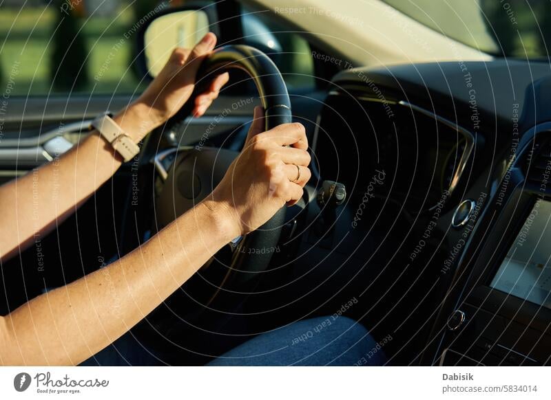 Innenansicht einer Frau am Steuer eines Autos auf einer Landstraße fahren PKW Fahrer Lenkrad reisen Hand Sonnenuntergang Armaturenbrett Fahrzeug Reise Verkehr