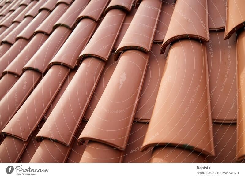 Rote keramische Dachziegel mit Muster auf dem Gebäude Kacheln Terrakotta Dachdecken rot Konstruktion Material Architektur Gehäuse Struktur Außenseite Keramik