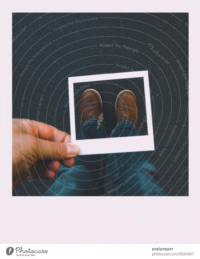 Bild im Bild - Polaroid von Füßen Bild-im-Bild Fotografie Außenaufnahme Schuhe Fuß Polaroid Style Schwache Tiefenschärfe Hand Farbfoto Mensch Experiment Mann