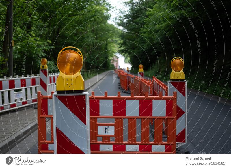 Baustelle warten Verkehr einspurig Verkehrswege Schilder & Markierungen Warnung Warnlichter Absperrung Sicherheit Straße Barriere