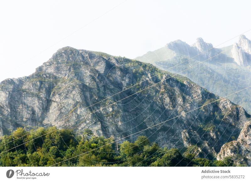 Stromleitungen vor der Kulisse des Magina-Gebirges Berge u. Gebirge magina Ambitus Gipfel Himmel hell Kraft Linie robust Elektrizität Kabel Draht Übertragung