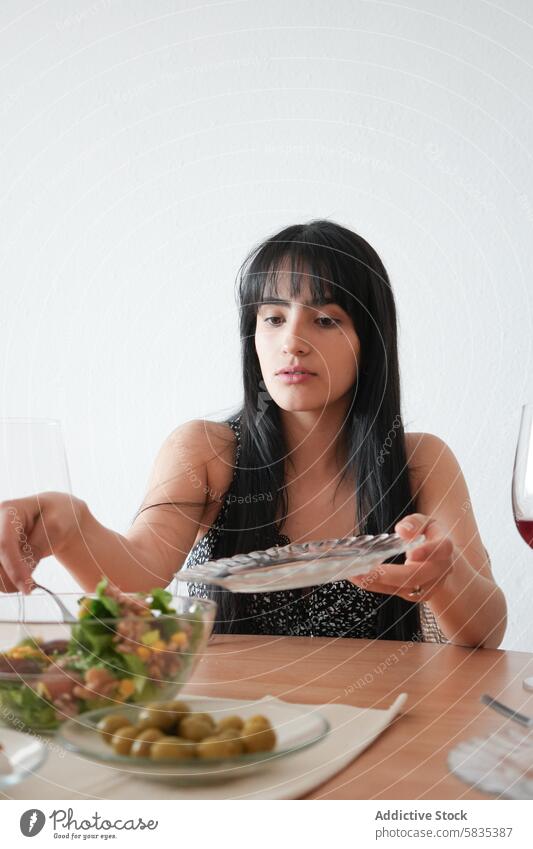Junge Frau genießt eine gesunde Mahlzeit zu Hause Salatbeilage speisend heimwärts Gesundheit Lifestyle friedlich Gesunde Ernährung Abendessen Mittagessen