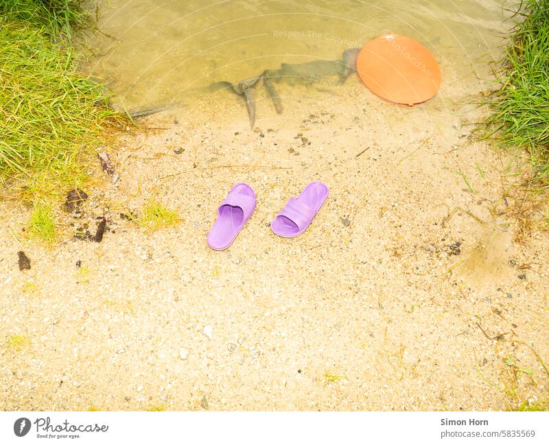 Badeschlappen aus Plastik stehen auf einem Sandstrand Badelatschen Schwimmen & Baden baden schwimmen Wasser Ferien & Urlaub & Reisen See Freizeit & Hobby