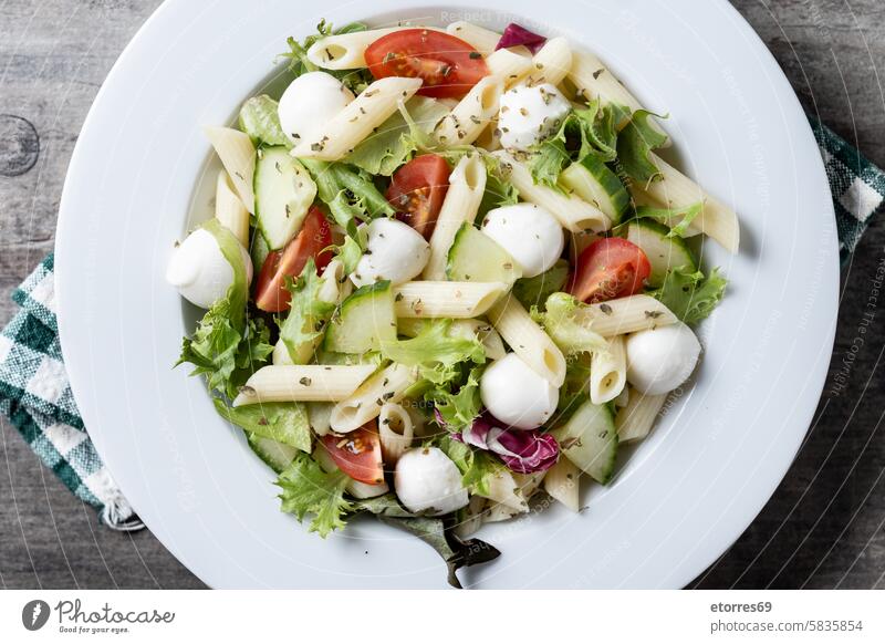 Nudelsalat mit Gemüse und Mozzarellakäse auf Holztisch Käse Salatgurke Speise Gesundheit Bestandteil Makkaroni Mahlzeit Ernährung Spätzle Teller Rezept