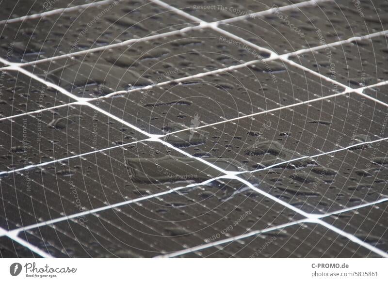 Regen auf Solarpanel Solarmodul Solarzelle Erneuerbare Energie Nachhaltigkeit Regenerative Energie Photovoltaik Umweltfreundlich Solartechnologie