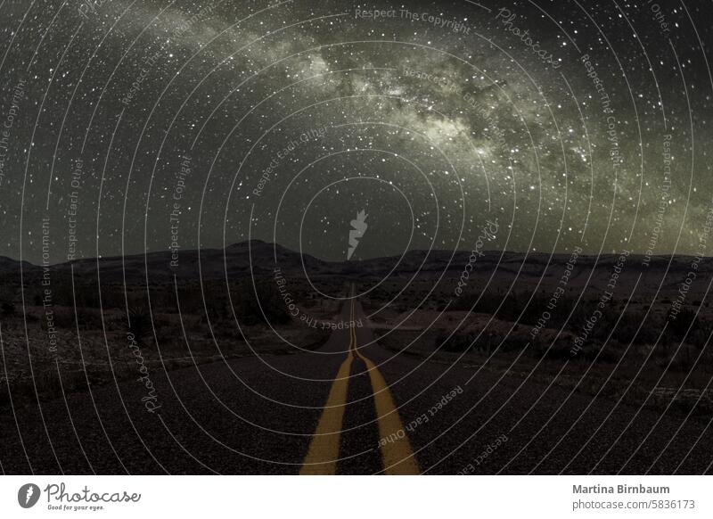 Die Milchstraße über einer Landstraße in Texas Belichtung galaktisch Horizont Weltall Freiheit Milchstrasse reisen Weg Natur Himmel Straße Ausflug malerisch