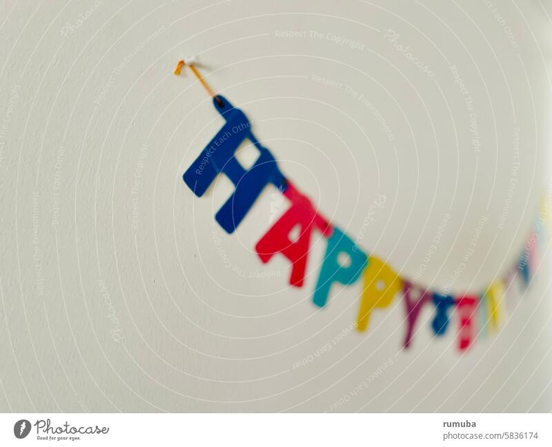 Schriftzug Happy Birthday in bunten Buchstaben Kindheit wandbehang Idee auffädeln Kette Reihe happy Schriftzeichen Geburtstag Fröhlichkeit Großbuchstabe