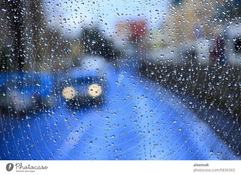 es regnet hinter dem Fenster Regen Tropfen Glas nass Düsenflugzeug Regenguss Natur Wetter im Freien Autos außerhalb kalt Herbst PKW durchsichtig es nieselt