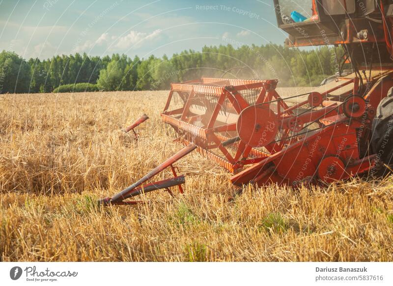 Ein Mähdrescher mäht niedrige, schlechte Getreideerträge Erntemaschine Mähen tiefstehend Korn Feld Weizen arbeiten Maschine Sommer ländlich im Freien Ernten
