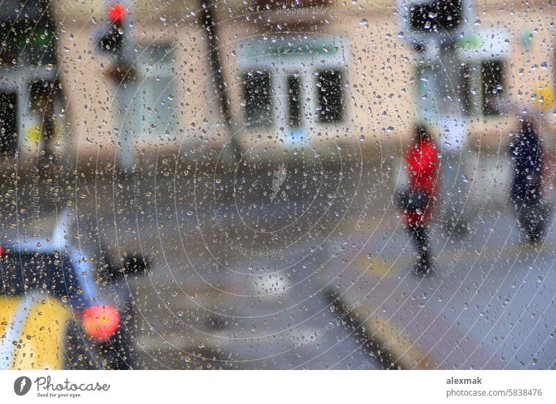 es regnet hinter dem Fenster Regen Tropfen Glas nass Düsenflugzeug Regenguss Natur Wetter im Freien Autos außerhalb kalt Herbst PKW durchsichtig es nieselt