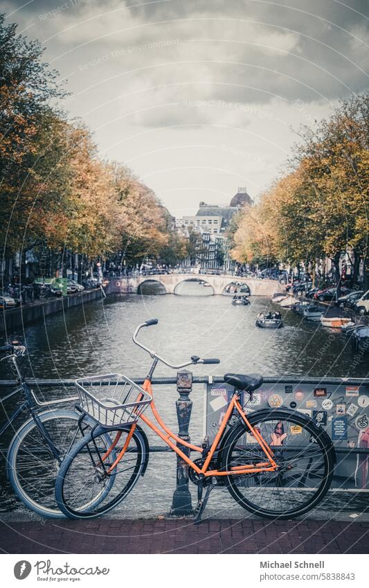 Typisch Amsterdam: Blick auf Fahrräder und eine Gracht Fahrrad Niederlande Farbfoto Tourismus Ferien & Urlaub & Reisen Boot Boote Wasser Kanal friedlich