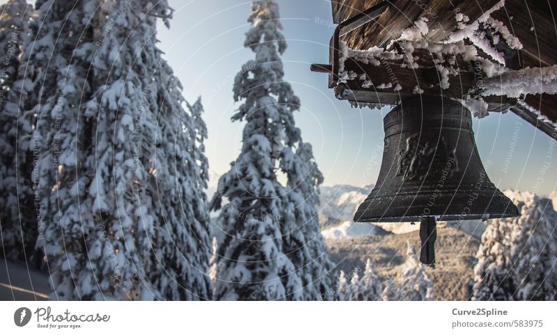 Winterläuten Natur Schönes Wetter Schnee Berge u. Gebirge Schneebedeckte Gipfel Holz authentisch Glocke Frost Eisen Farbfoto Außenaufnahme Menschenleer