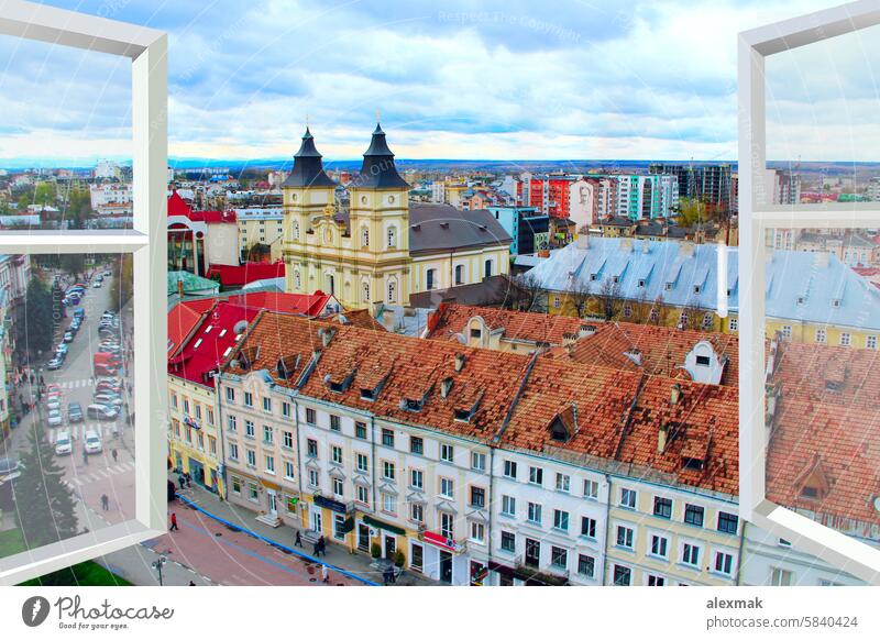 geöffnetes Fenster mit Blick auf das Iwano-Frankiwsk-Panorama Großstadt Straße urban Vogelperspektive Rahmen Gebäude Autos Ansicht Nachbar