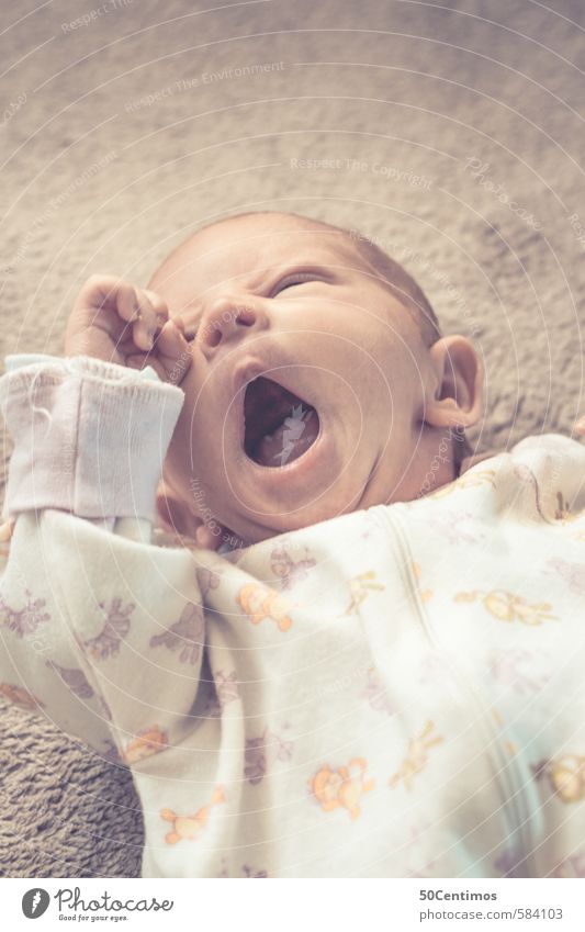 müdes, gähnendes augenreibendes Baby Körper Gesicht Hand 1 Mensch 0-12 Monate Lächeln schlafen Wachstum Gefühle Stimmung Zufriedenheit Warmherzigkeit