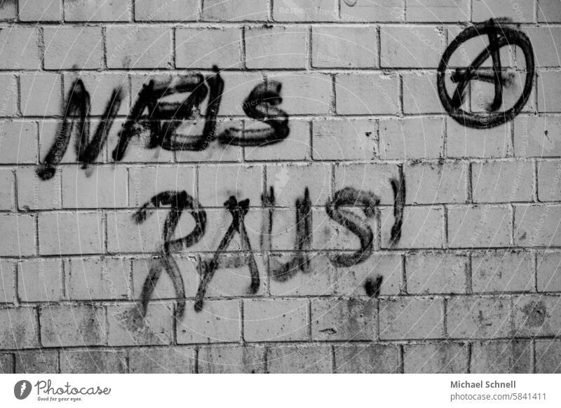 Ausspruch "Nazis raus!" und Anarchie-Symbol nazis raus protestieren Protest Nationalsozialismus Politik & Staat Schriftzeichen Graffiti Faschismus Zeichen