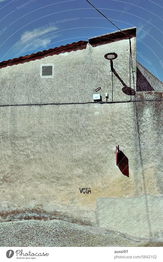 Vota Europa 2024! Nummer Menschenleer Schilder & Markierungen Wand Außenaufnahme Fassade Spanien Mauer Gebäude verfallen alt Schriftzeichen Farbfoto Korrosion