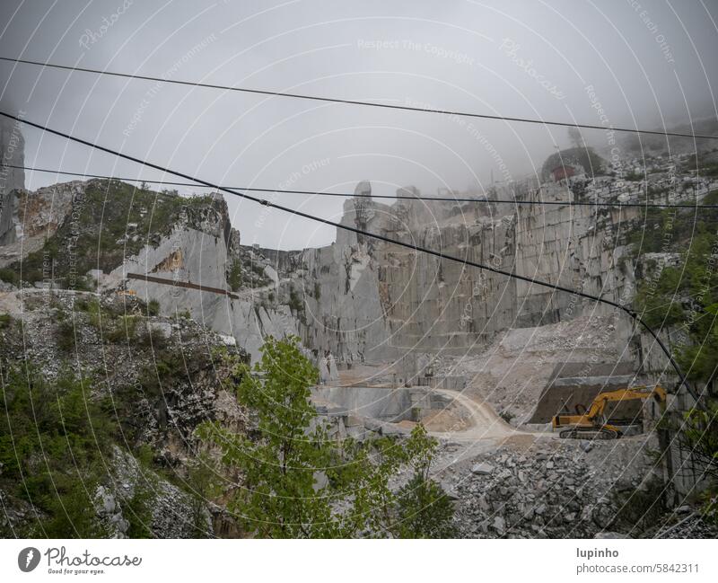 Cararra Steinbruch Regenwetter wolkig grau Bagger bewölkt Mamor Arbeit Italien Toskana Berg Natur Mamorblöcke Apuanische Alpen Gestein Urlaub Reisen