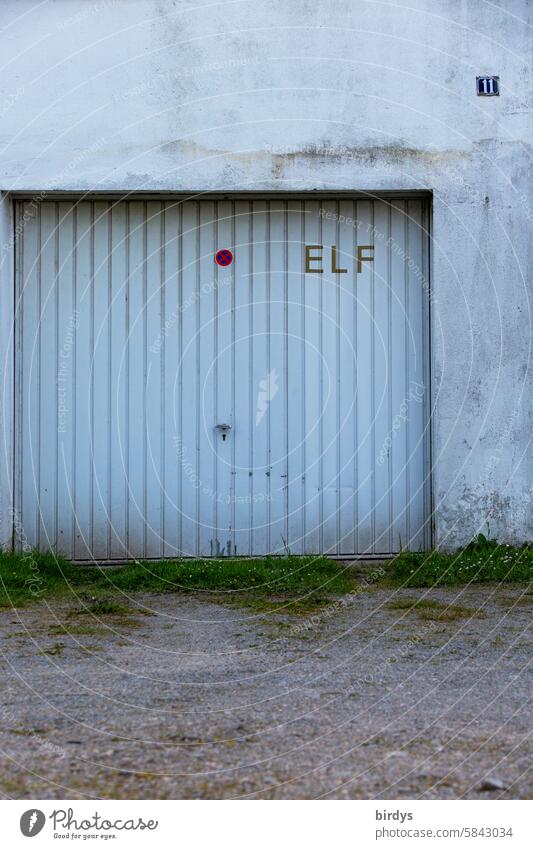 Garagentor mit der Nummer 11 alt elf Hausnummer Schriftzeichen Ziffer Einfahrt geschlossen trist Blechtor Schilder & Markierungen Gebäude Kies Gras