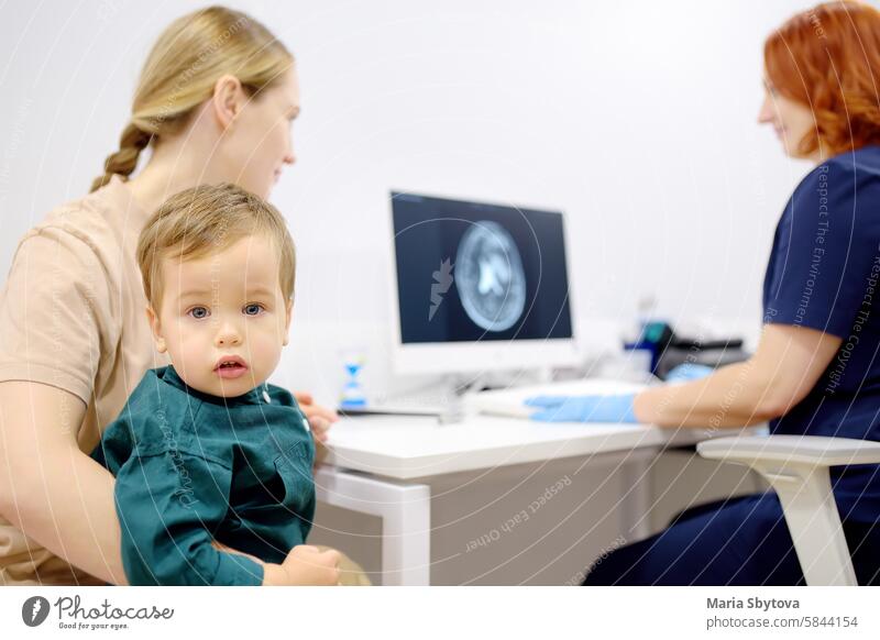 Ein kleiner Junge hat mit seiner Mutter einen Termin bei einem Kinderneurologen. Eine Mutter erzählt einem aufmerksamen Arzt von der Verletzung ihres Babys.