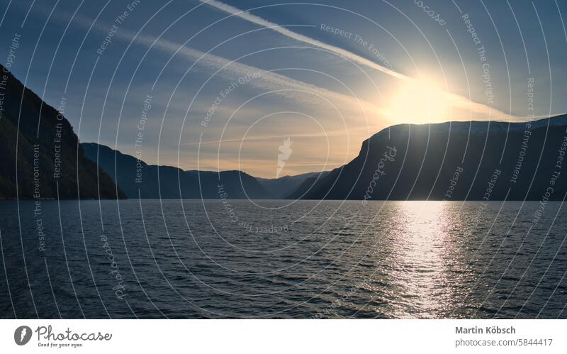 Sonnenuntergang in norwegischer Fjordlandschaft. Blick auf einen Fjord mit Bergen. Skandinavisch Schnee Norwegen Natur Skandinavien Landschaft Tourismus