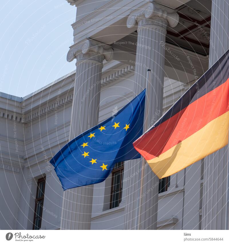 Europa und Deutschland l Lost Land Love IV Flaggen Deutschlandfunk Deutschlandflagge Europaflagge Schwerin Politik & Staat Nationalflagge Deutsche Flagge wehen