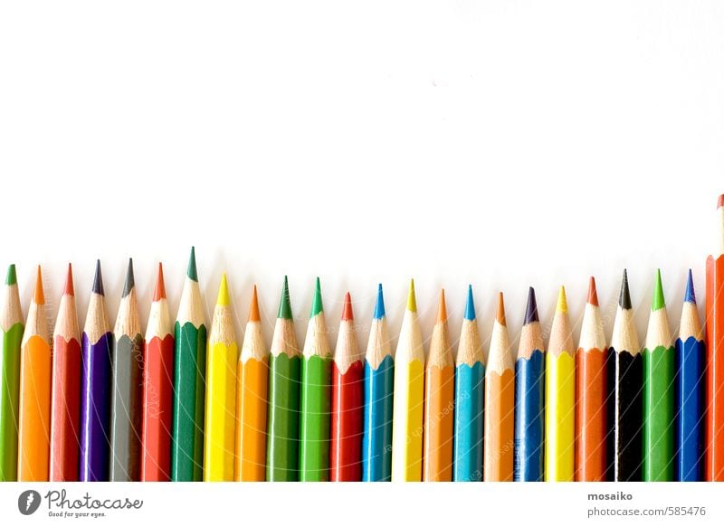 Farbstifte Schule Studium Arbeit & Erwerbstätigkeit Büro Werkzeug Kunst Schreibstift zeichnen blau gelb grün rot weiß Inspiration Kreativität Kulisse Kinder