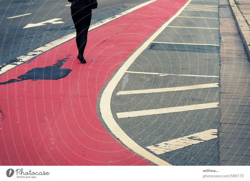 gaby liebt es... Lifestyle elegant ausgehen Frau Erwachsene Beine 1 Mensch Verkehrswege Fußgänger Straße Fahrradweg laufen grau rot schwarz Mobilität
