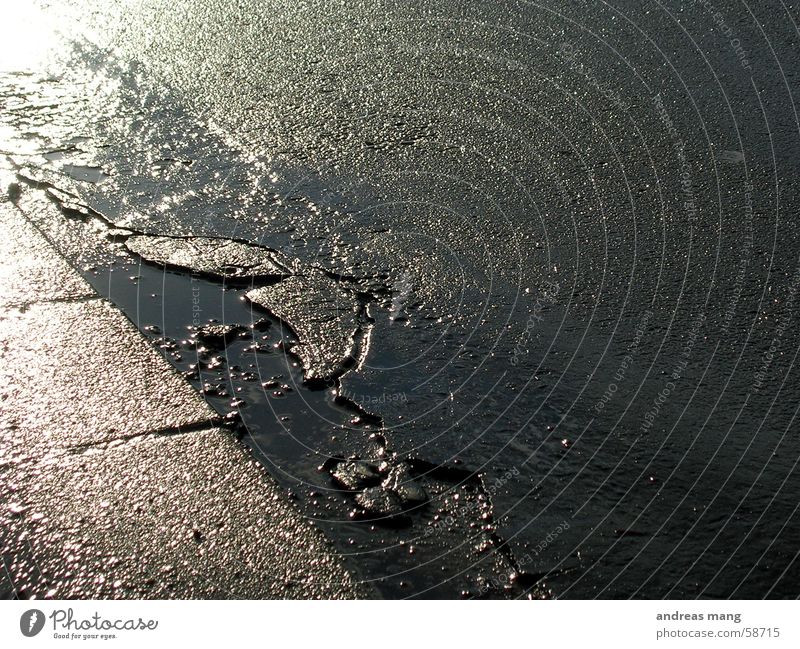 Asphalt Reflexion & Spiegelung Straße road Wasser water Riss cracks Bodenplatten