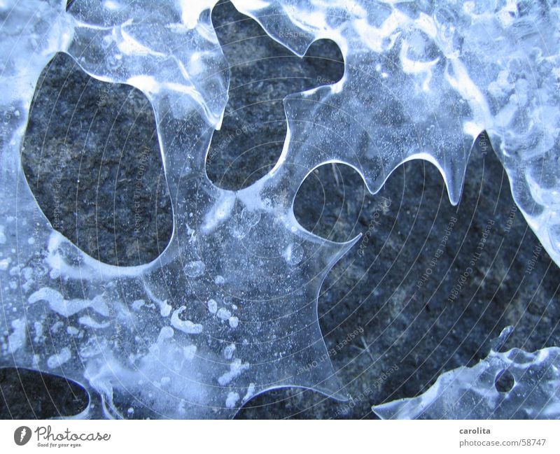 Eis am Stein Winter Loch kalt durchsichtig frieren Felsen blau abstrakte form Wasser
