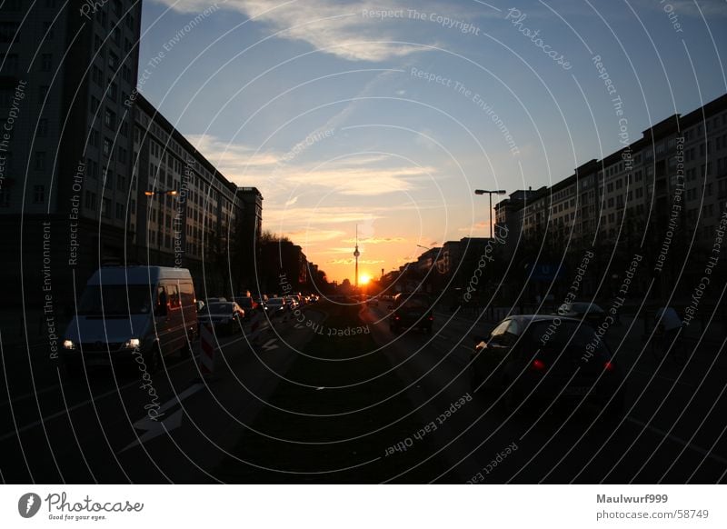 Sonnenuntergang in F-Hain Karl-Marx-Allee sonnentuntergang Berlin Berliner Fernsehturm Straße