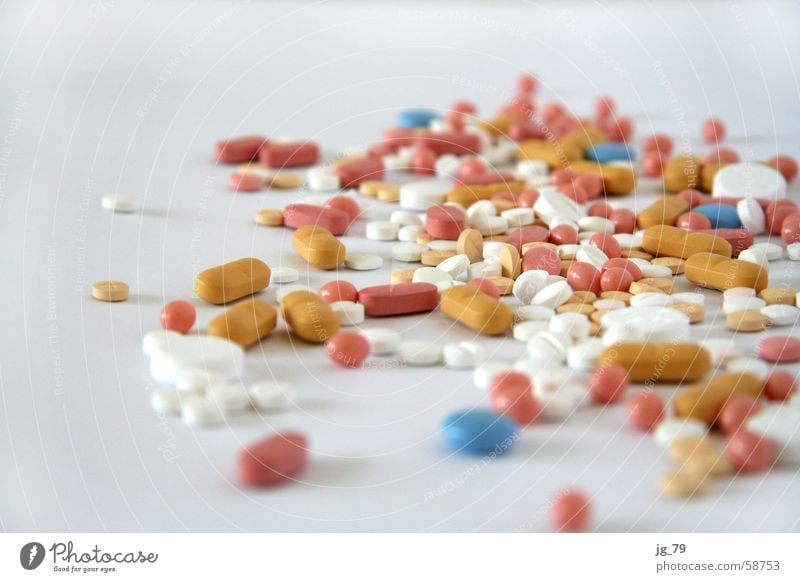 Omas besten - die gehen ans Herz! Tablette Gesundheitswesen Medikament Pharmazie weiß rosa gelb braun Überdosis blau Haufen viele mehrere Sucht Tablettensucht