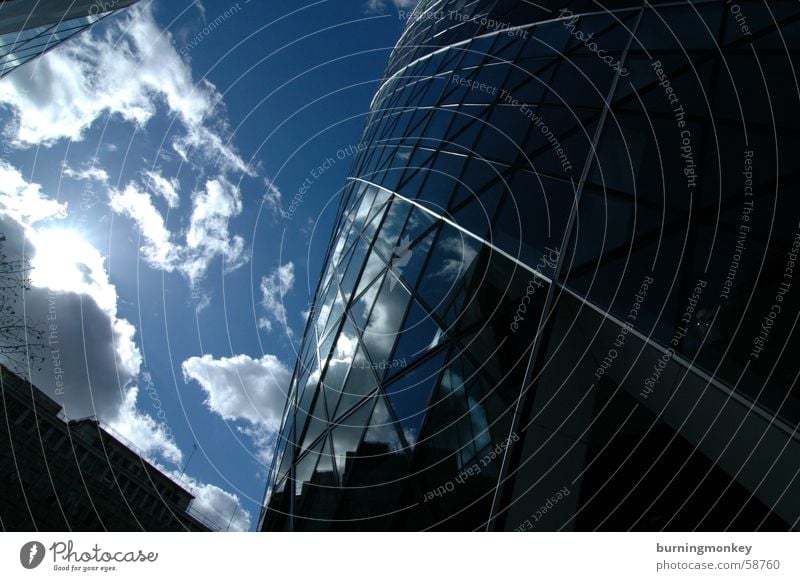 Hochschauen No.1 Wolken Hochhaus Gebäude Fenster Dreieck Blick Weitwinkel Himmel blau Sonne Schönes Wetter Reflexion & Spiegelung verspiegelt Glas