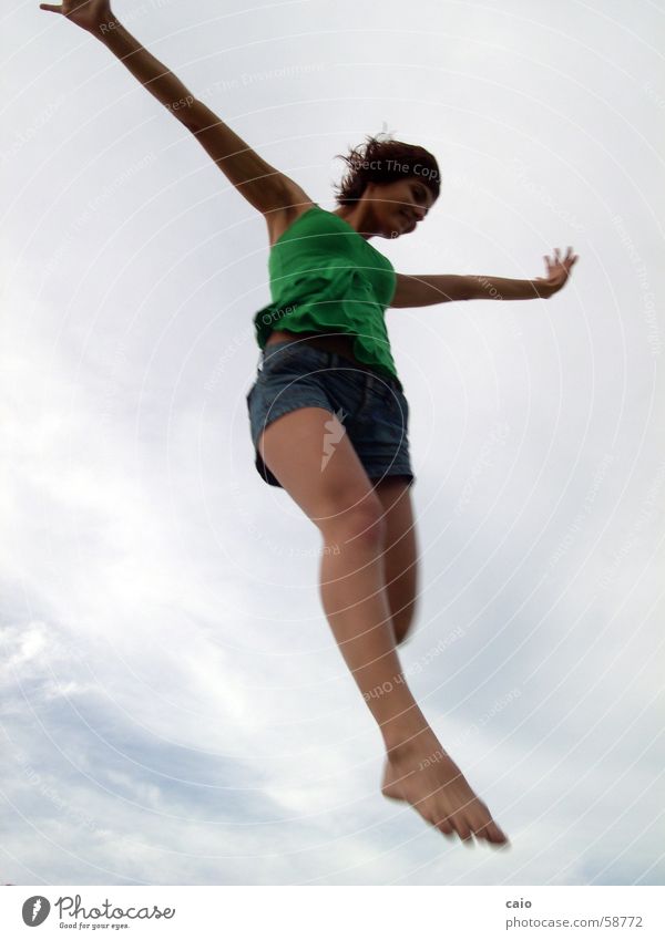 Floating Himmel Shorts springen T-Shirt juliana Jeanshose Wolken Junge Frau schön fliegen frei Freiheit Air Hände hoch Körperhaltung Beine lang Frauenbein
