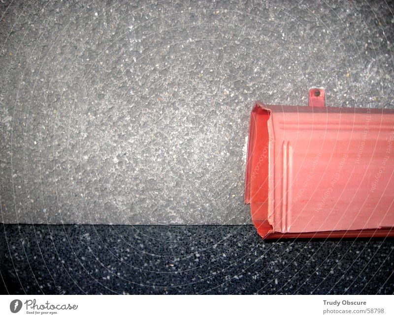 Trrrmmer Hintergrundbild Untergrund Vordergrund Vorderseite Wand Mauer Haus dunkel grau schwarz rot rosa weiß Briefkasten Zeitung Post Bodenbelag wandbelag
