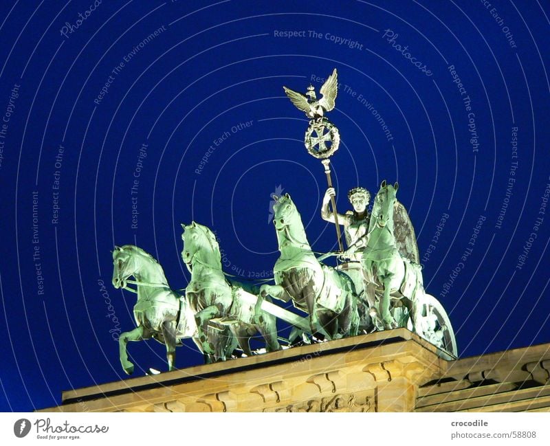 ins blaue reiten Pariser Platz Nacht grün Sockel Adler Vogel Symbole & Metaphern Wahrzeichen Denkmal Berlin branderburgertor Beleuchtung Lampe Mensch