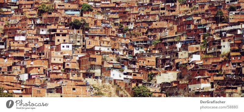 Verkehrsberuhigte Zone in Caracas Elendsviertel Schulklasse Stadt Haus Wohnung eng Einsamkeit verloren Dach Berghang steil Proletarier Arbeitslosigkeit