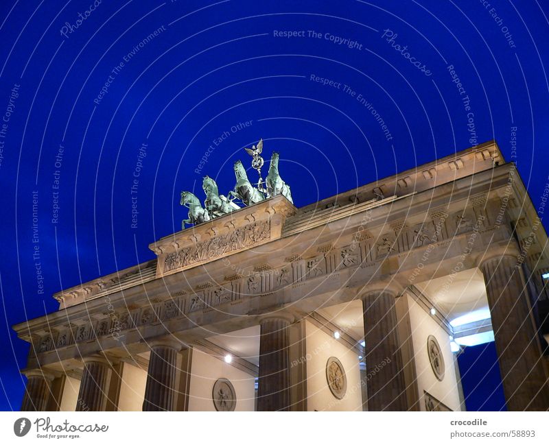 Brandenburger Tor Lampe Beleuchtung grün gelb Wahrzeichen Symbole & Metaphern Denkmal Verkehrswege Macht Berlin Reiter blau Himmel Stein