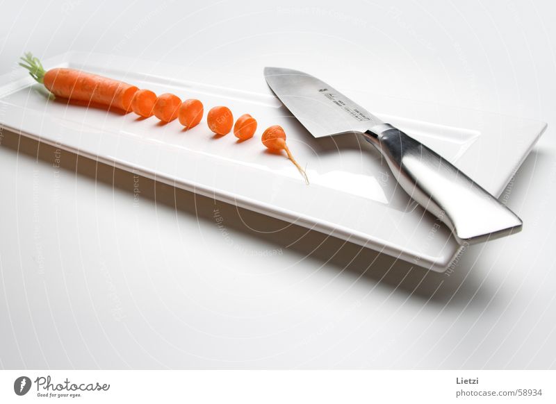 Diät-Möhre geschnitten klein Teller Rechteck flach weiß Innenaufnahme Weitwinkel Messer Teile u. Stücke hell High Key orange gefächert Metall weißer fond ruhig