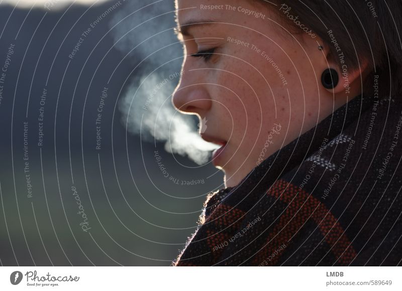 Schwester ^2 feminin Junge Frau Jugendliche Gesicht Auge Ohr Nase Mund 1 Mensch 13-18 Jahre Kind Jugendkultur Laster Rauch rauchend Zigarettenrauch Atem atmen