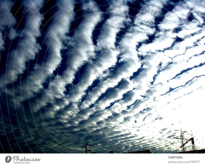 Ein Montag Morgen Wolken Kran Wellen Unwetter dunkel Himmel Natur Wasser fliegen Industriefotografie Wetter Regen fliegen.