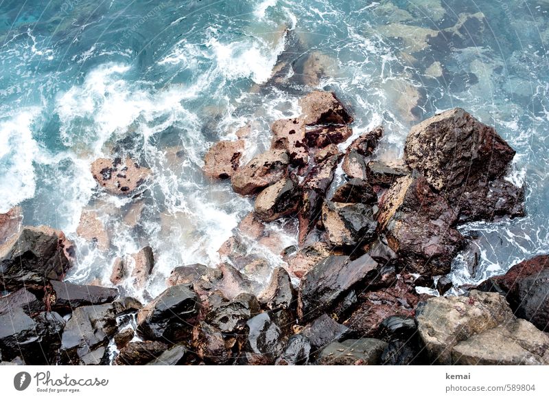 Umtost Umwelt Natur Urelemente Wasser Sonnenlicht Sommer Felsen Wellen Küste Meer frisch nass wild tosen steil hart Stein Farbfoto Gedeckte Farben Außenaufnahme