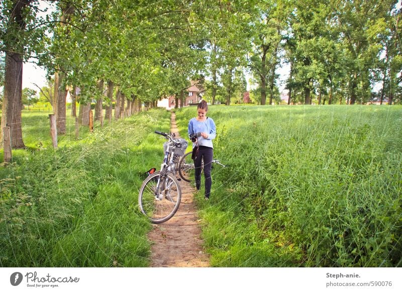 Sommerabenteuer Ausflug Fahrradtour Fotokamera feminin Junge Frau Jugendliche 1 Mensch Landschaft Gras Wiese entdecken gehen laufen stehen frei Glück natürlich